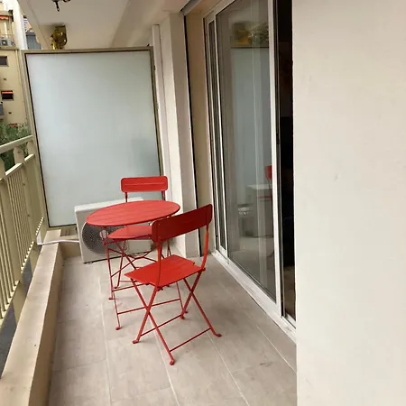 A 50 Metres De La אנטיב