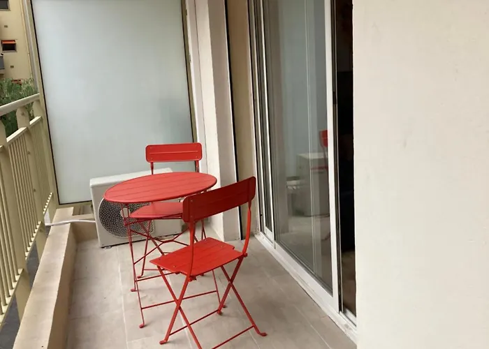 A 50 Metres De La Antibes